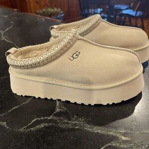 Ugg Tazz platform size 6 new